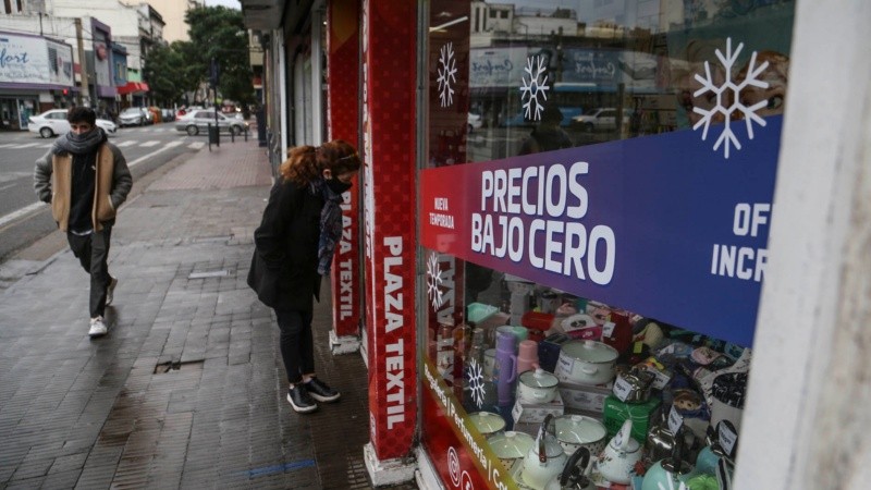 Bien abrigados: Rosario amaneció con temperaturas muy bajas este miércoles.