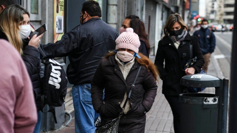 Bien abrigados: Rosario amaneció con temperaturas muy bajas este miércoles.