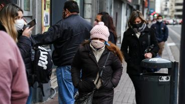 Bien abrigados: Rosario amaneció con temperaturas muy bajas este miércoles.