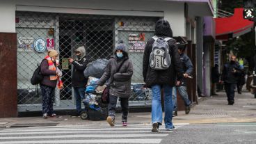 Bien abrigados: Rosario amaneció con temperaturas muy bajas este miércoles.