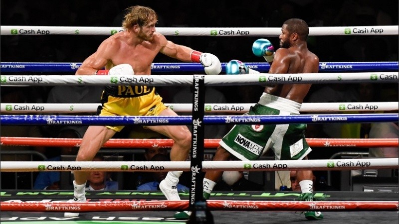 La pelea entre el ex púgil y el youtuber duró ocho asaltos. (UKNews)