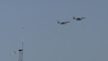 Dos de los aviones que sorprendieron a los rosarinos este martes.