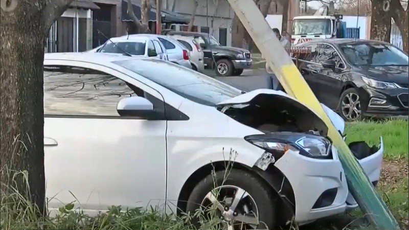 Así quedó el auto robado tras el choque en Corrientes al 5000.