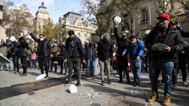 Platos rotos frente a Gobernación este jueves