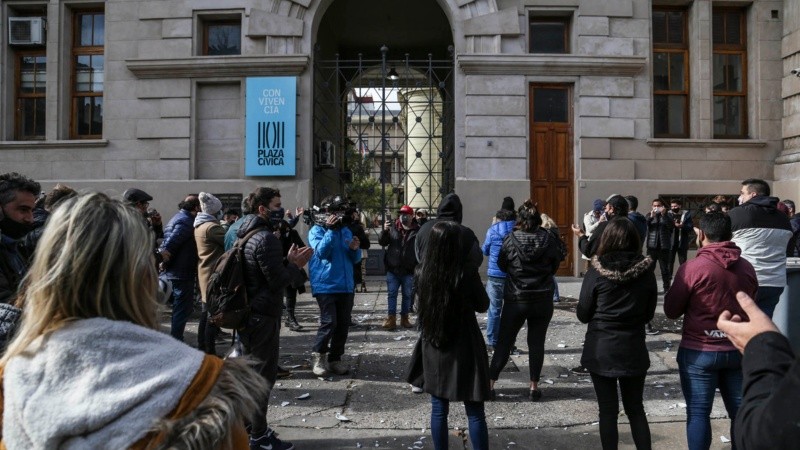 Platos rotos frente a Gobernación este jueves