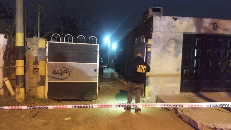 En el lugar se encontraron 8 vainas servidas y dos impactos de bala sobre un automóvil.