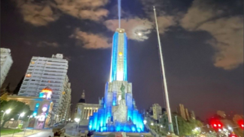 El Monumento a la Bandera iluminado para conmemorar el 20 de junio.