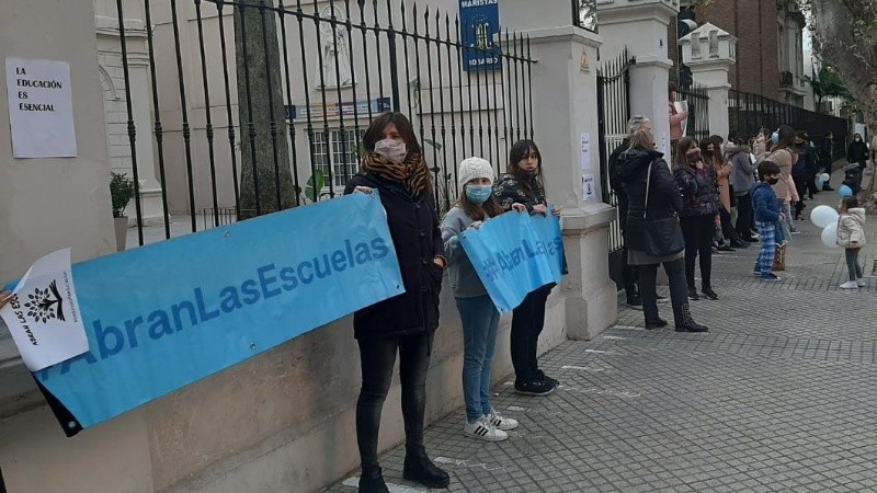 El abrazo al colegio Maristas este viernes a la tarde.