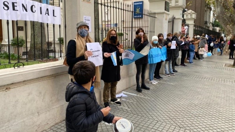El abrazo al colegio Maristas este viernes a la tarde.