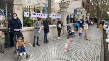 El abrazo al colegio Maristas este viernes a la tarde.