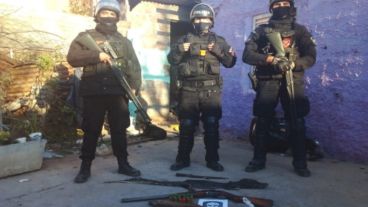 Los elementos y las armas hallados en la vivienda fueron secuestrados.