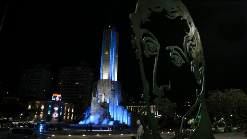El Monumento más iluminado, por el Día de la Bandera.