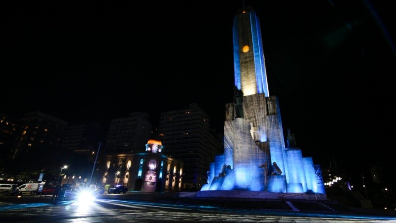 El Monumento Nacional a la Bandera, iluminado.