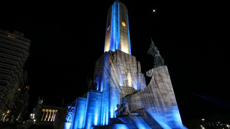 El Monumento quedó iluminado de celeste y blanco.