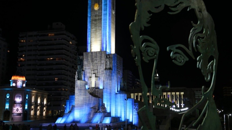 El Monumento quedó iluminado de celeste y blanco.