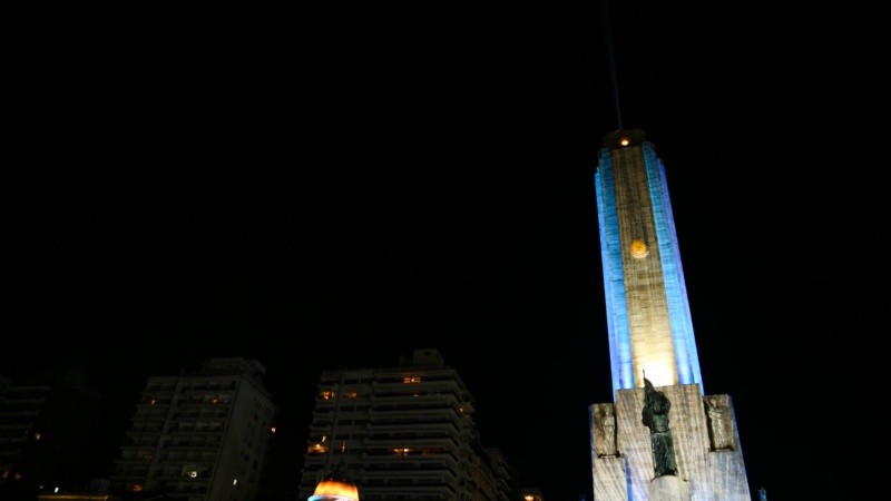 El Monumento quedó iluminado de celeste y blanco.