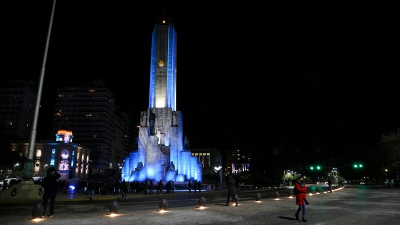 El Monumento quedó iluminado de celeste y blanco.
