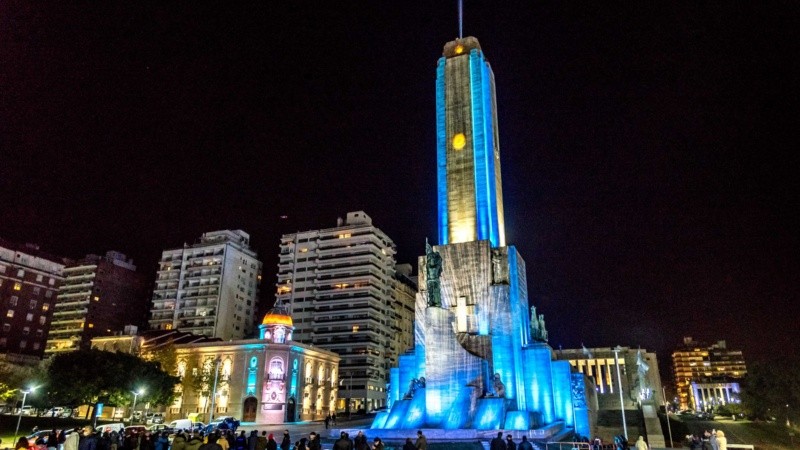 La majestuosa iluminación del Monumento en la previa del Día de la Bandera