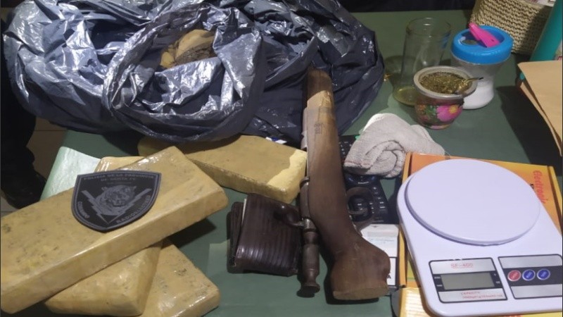 Drogas y un arma fueron secuestrados en zona oeste. 