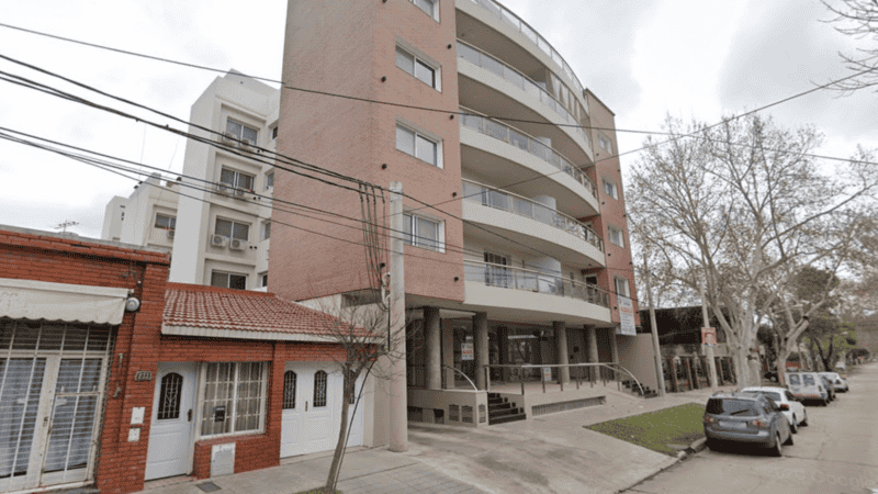Al llegar al lugar, los agentes se encontraron con unas 15 personas con música y alcohol.