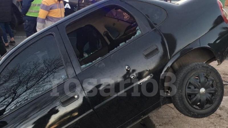 El auto tenía al menos tres impactos de bala en una puerta lateral y los vidrios rotos.
