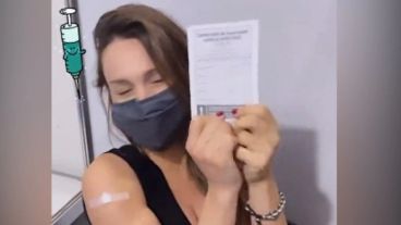 Pampita está embarazada y por eso recibió la vacuna.