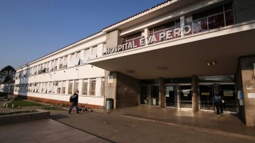 La mujer policía fue trasladada al hospital Eva Perón.