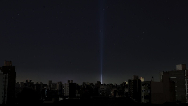 La potente luz que salía del Monumento en el momento del gran apagón en el centro de Rosario