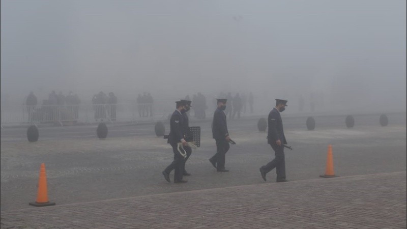 La niebla cubrió el Monumento este domingo a la mañana.