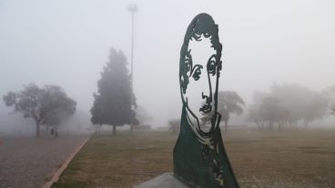 La niebla cubrió el Monumento este domingo a la mañana.