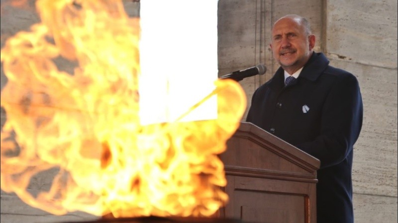 Se acerca el cierre de listas y la política santafesina levanta temperatura. 