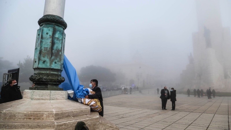 La niebla cubrió el Monumento este domingo a la mañana.
