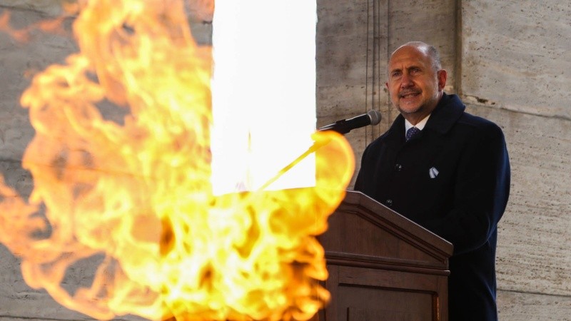 El gobernador de Santa Fe Omar Perotti en el acto por el Día de la Bandera.