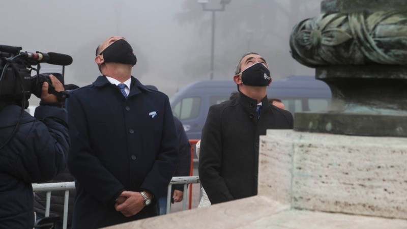 Perotti y Javkin en el izamiento de la bandera este domingo temprano.