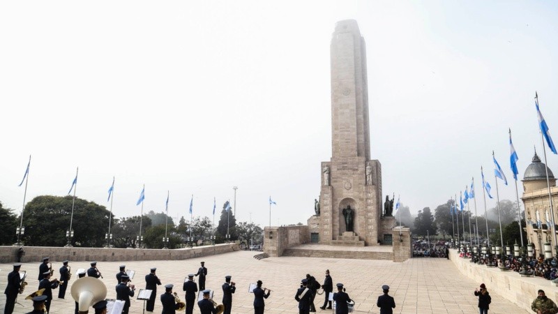 La densa niebla cubrió el Monumento e impidió ver el vuelo de los aviones.