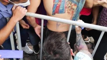 El momento en que Messi firmó la espalda del fan.