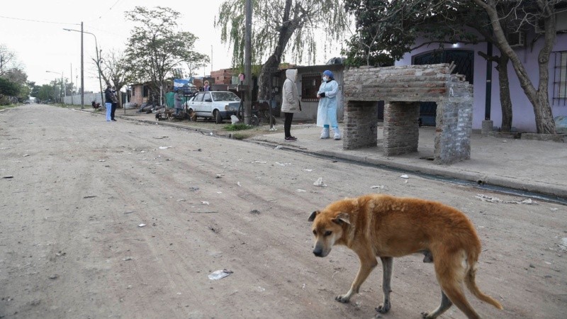 Las calles de Cabin 9 son recorridas por los profesionales de salud. Invitan a los vecinos a anotarse para vacunarse. 