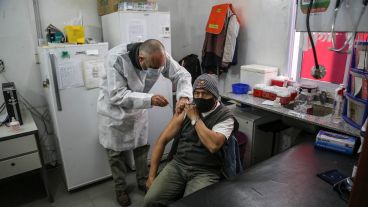 Un hombre recibe una dosis de la vacuna AstraZeneca en el Centro de Salud de Cabin 9.