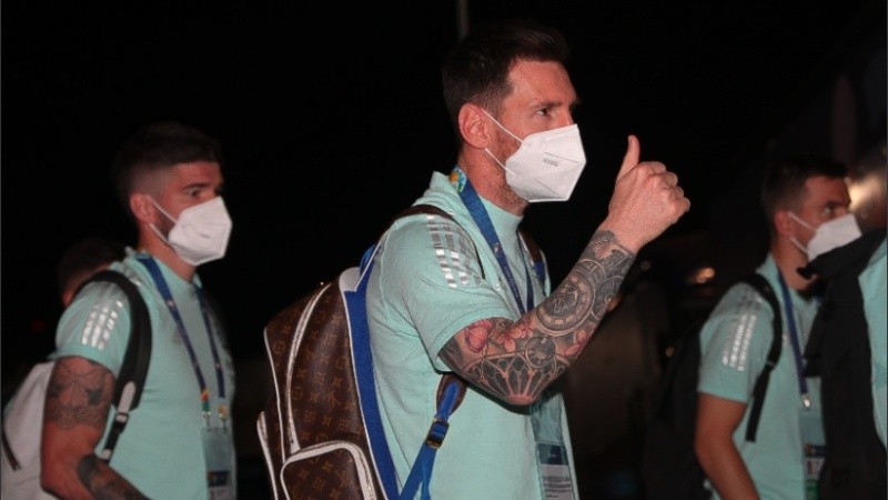 Leo en la llegada del plantel argentino al estadio en Brasilia.