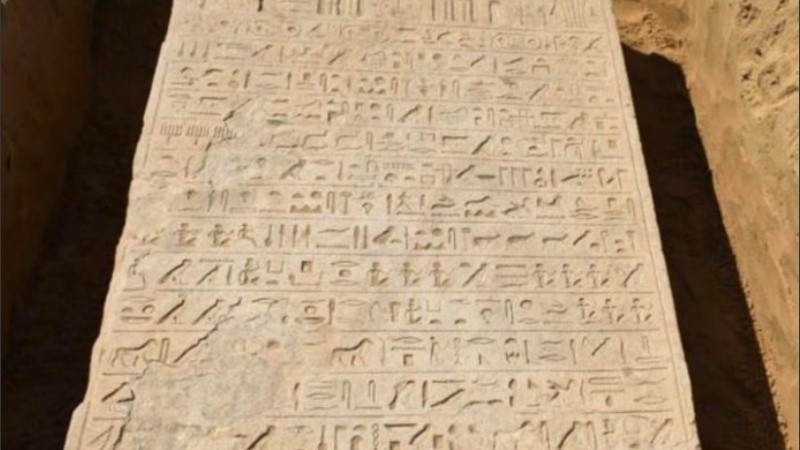 El monolito contiene 15 líneas de escritura jeroglífica.