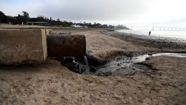 Postales de la bajante: costas más amplias, desmoronamientos, el Paraná viejo seco.