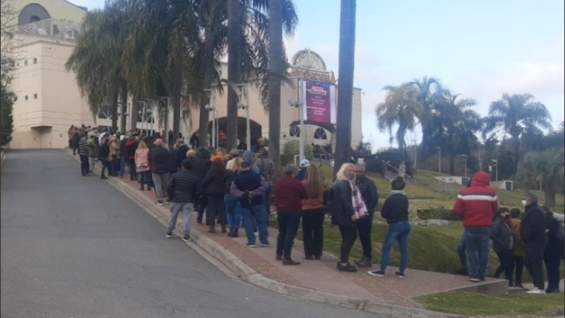 El Casino Victoria abrió sus puertas y la gente se agolpó en el ingreso. 