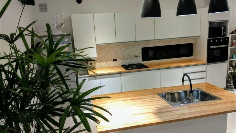 Las mesadas de eucalipto plastificado son última tendencia para la cocina 