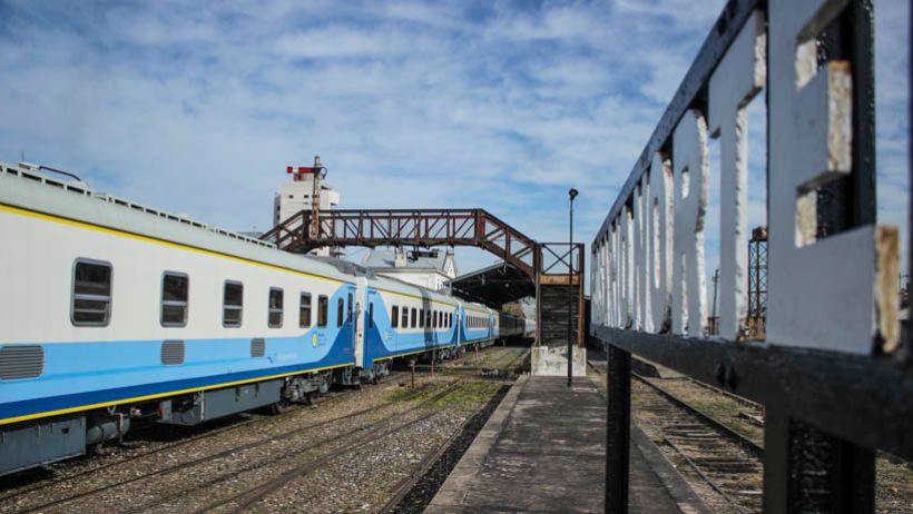 Trenes de larga distancia: activan la venta en Rosario, con colas de muchas horas en estaciones