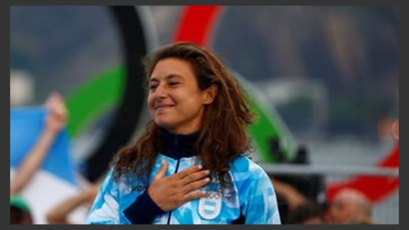 Será la primera vez que la bandera la porten en conjunto un hombre y una mujer. 