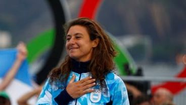 Será la primera vez que la bandera la porten en conjunto un hombre y una mujer.