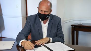 El gobernador tiene a la firma un nuevo paquete de medidas por la segunda ola.