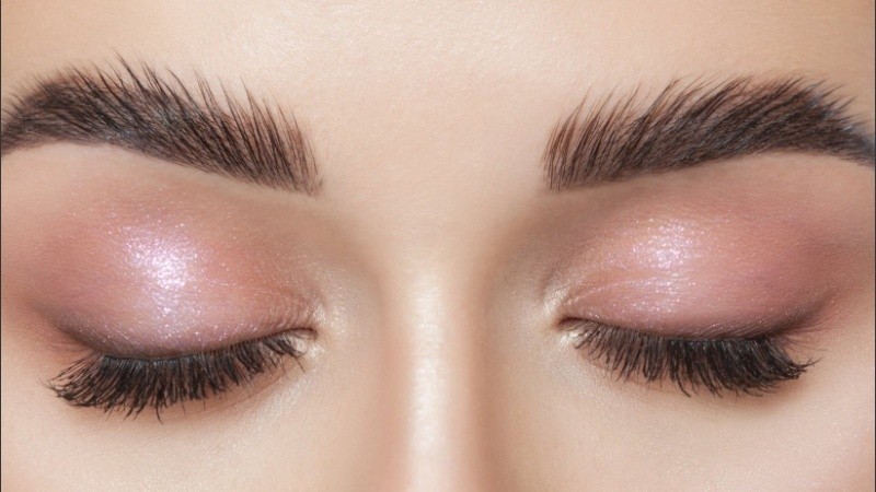 Cejas tupidas, naturales y despeinadas, lo más buscado entre las beauty trends