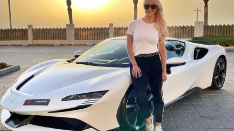 Comenzó a publicar videos de revisión de vehículos en línea y enseguida fue furor.