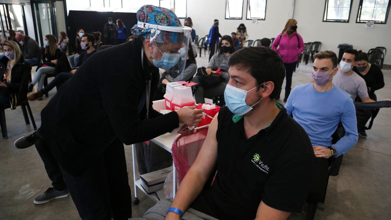 Santa Fe aceleró la vacunación pero sigue abajo del promedio nacional: las razones